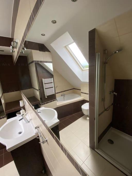 4 Bedroom Family House With Access To A Hot Tub Goczałkowice-Zdrój Esterno foto