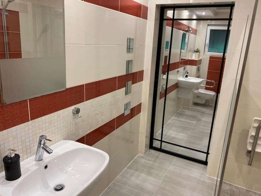 4 Bedroom Family House With Access To A Hot Tub Goczałkowice-Zdrój Esterno foto